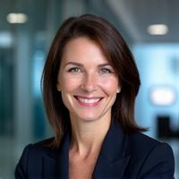 Portrait professionnel de Dr. Marie Dubois, Directrice Affaires Réglementaires, souriant devant un fond bureau moderne. Qualité photo haute résolution.